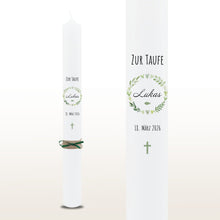 Lade das Bild in den Galerie-Viewer, Taufkerze &quot;Lukas&quot; Blätterherzenkranz - personalisiert
