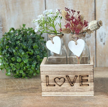 Load image into Gallery viewer, Glasvasen Vasen Set für Blumen mit Herz &amp; Holzkiste &quot;Love&quot;

