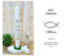 Charger l&#39;image dans la galerie, Kommunionkerze &quot;Marina&quot; Eukalyptusfisch Spruch - personalisiert
