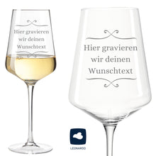 Lade das Bild in den Galerie-Viewer, Weißweinglas mit Gravur Wunschtext – Ansicht 2
