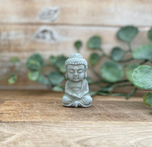 Lade das Bild in den Galerie-Viewer, Buddha Figur Statue &quot;MINI BUDDHA LOVE&quot; vers. Farben 6cm Handmade
