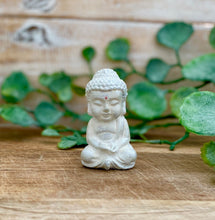 Lade das Bild in den Galerie-Viewer, Buddha Figur Statue &quot;MINI BUDDHA LOVE&quot; vers. Farben 6cm Handmade
