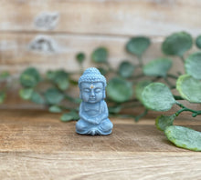 Lade das Bild in den Galerie-Viewer, Buddha Figur Statue &quot;MINI BUDDHA LOVE&quot; vers. Farben 6cm Handmade
