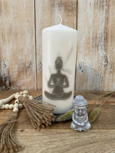 Lade das Bild in den Galerie-Viewer, Geschenk Kerze &quot; Aja-Yogini &quot; Meditationskerze Yogakerze grau/beige natur
