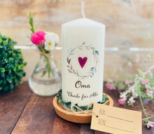 Lade das Bild in den Galerie-Viewer, Geschenk Kerze &quot;Daggi&quot;- *Oma Danke für Alles* - Rückseite personalisierbar
