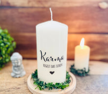 Load image into Gallery viewer, Geschenk Kerze &quot;Karma regelt das schon&quot; Yogakerze schwarz
