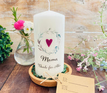 Load image into Gallery viewer, Geschenk Kerze &quot;Mama&quot; zum Muttertag Blätterkranz

