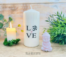 Lade das Bild in den Galerie-Viewer, Geschenk Kerze &quot;Om love&quot; Yogakerze schwarz
