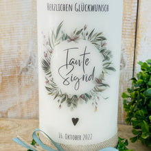 Load image into Gallery viewer, Geschenk Kerze &quot;Sigrid&quot; Herzlichen Glückwunsch Blumenkranz mit Herz - personalisierbar
