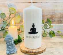Charger l&#39;image dans la galerie, Geschenk Kerze &quot;Yoga + Meditate&quot; Buddha Meditationskerze schwarz
