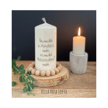 Load image into Gallery viewer, Geschenk Kerze mit Spruch „Besonders Anders“ Mitbringsel - Rückseite personalisierbar
