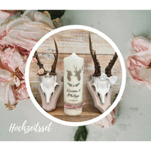 Charger l&#39;image dans la galerie, Hochzeitskerze &quot;Larissa&quot; Hirschpaar grau - personalisiert
