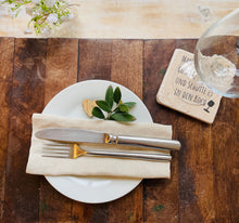 Charger l&#39;image dans la galerie, Kachel mit Spruch &quot;Papas Platz&quot; als Bierdeckel/Untersetzer - handmade
