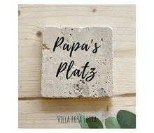 Lade das Bild in den Galerie-Viewer, Kachel mit Spruch &quot;Papas Platz&quot; als Bierdeckel/Untersetzer - handmade
