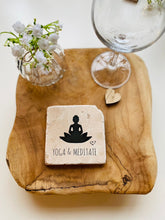 Charger l&#39;image dans la galerie, Kachel mit Spruch &quot;Yoga &amp; Meditate&quot; als Bierdeckel/Untersetzer - handmade
