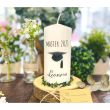 Charger l&#39;image dans la galerie, Kerze zum Master &quot;Leonora&quot; bachelorcap - personalisiert
