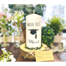 Lade das Bild in den Galerie-Viewer, Kerze zum bestandenen Abitur &quot;Merrit&quot; bachelorcap Stempel - personalisiert
