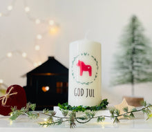Load image into Gallery viewer, Weihnachstkerze/Adventskerze * Horst Dala Pferde rot God Jul *Dekokerze + Kerze skandinavisch Blätterkranz grün

