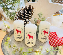 Load image into Gallery viewer, Weihnachstkerze/Adventskerze * Horst Dala Pferde rot God Jul *Dekokerze + Kerze skandinavisch Blätterkranz grün
