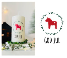 Load image into Gallery viewer, Weihnachstkerze/Adventskerze * Horst Dala Pferde rot God Jul *Dekokerze + Kerze skandinavisch Blätterkranz grün
