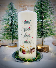 Lade das Bild in den Galerie-Viewer, Weihnachtskerze/Adventskerze &quot;Alvena 1 &quot; Häuserreihe Zahlen bunt
