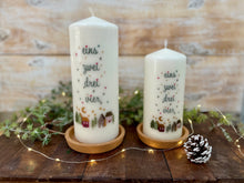 Lade das Bild in den Galerie-Viewer, Weihnachtskerze/Adventskerze &quot;Alvena 1 &quot; Häuserreihe Zahlen bunt
