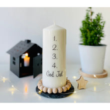 Lade das Bild in den Galerie-Viewer, Weihnachtskerze/Adventskerze &quot;Hjördis&quot; Kalenderkerze 1-4 GOD JUL
