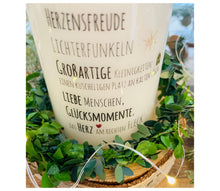 Lade das Bild in den Galerie-Viewer, Weihnachtskerze/Adventskerze * Kaspar Weihnachtswünsche * Auto rot mit Tanne &amp; Text
