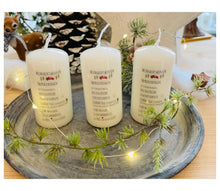 Lade das Bild in den Galerie-Viewer, Weihnachtskerze/Adventskerze * Kaspar Weihnachtswünsche * Auto rot mit Tanne &amp; Text

