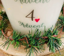 Lade das Bild in den Galerie-Viewer, Weihnachtskerze/Adventskerze * Skadi Winterzauber * Kerze mit Text und winterlichen Motiven
